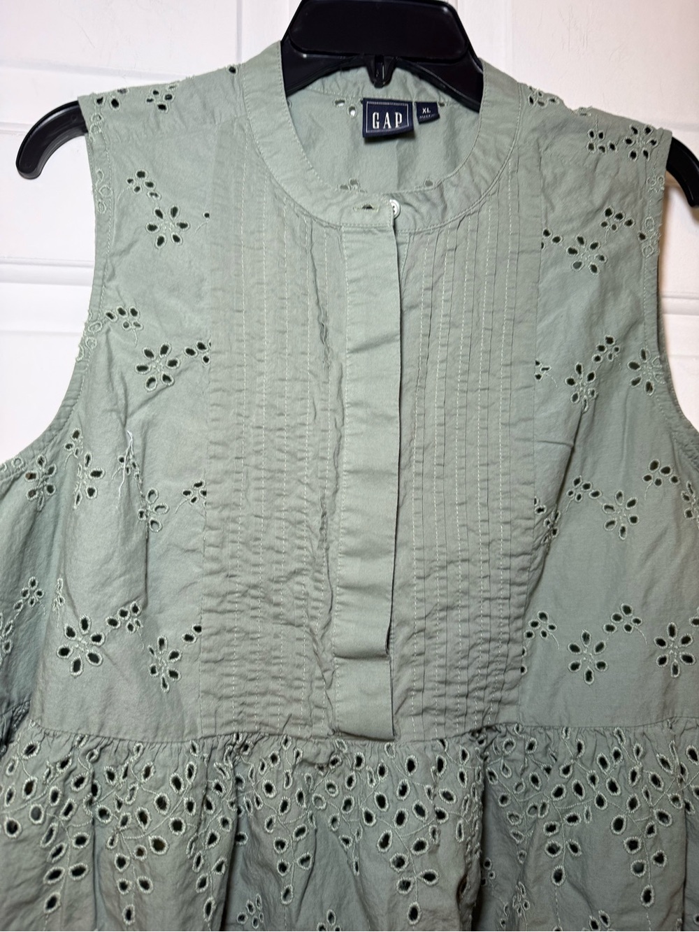 Gap Pleated Eyelet Ruffle Blouse XL Khaki Green Button Up Sleeveless Boho - Picture 5 of 8